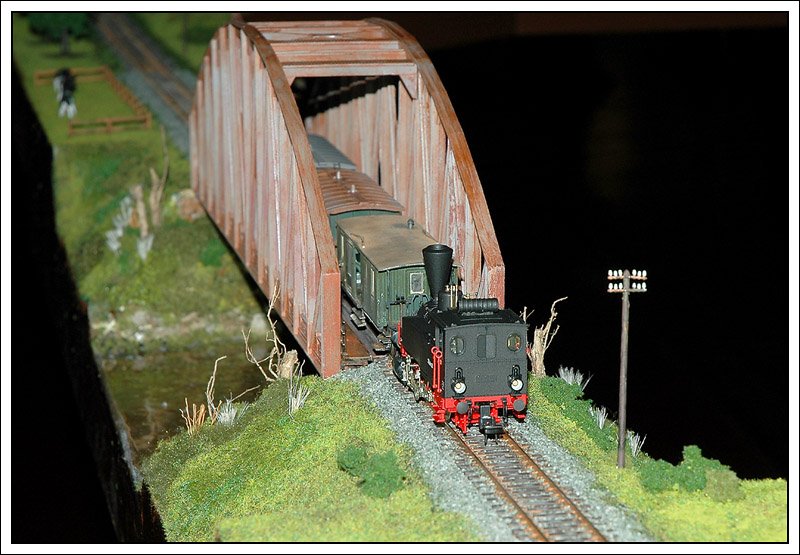 Ab Oktober 1976 wurde sie abgetragen, als Modell lebt sie nun, bestehend aus 78 Modulen und einer Gesamtlnge von 65 Metern, weiter. Fr Modellbahnfreunde sicher interessant: Von 22.5. - 25.5.2008 wird man sie bei der 4. internationalen Modellbahnausstellung in Hart bei Graz, in der Eissport und Veranstaltungshalle bewundern knnen. ffnungszeiten: 22. - 24.5.08 von 10 - 18 Uhr, 25.5.08 von 9 - 14 Uhr. Eintritt: Freiwillige Spende. Am 9.5.08 fand erstmals ein Probebetrieb mit der gesamten Anlage im TEML in Lieboch statt. Hier ein paar Eindrcke.  2 Sulm-B  (ex. Leibnitz) quert hier gerade vor Leibnitz die Lanitz. Sie eine Lokomotive der Reihe 32d und ein Eigenbau. 