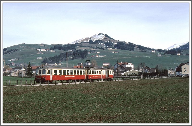 AB Pendelzug bei Schwende mit Fnerenspitz im Hintergrund. (Archiv H.Graf April 1977)