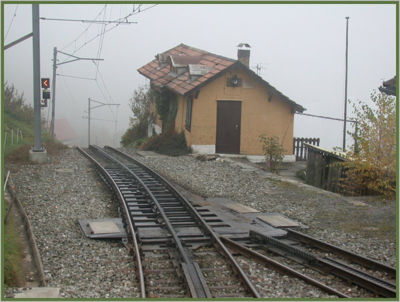 Ab Rigi Kaltbad 1453m bis hinunter nach Freibergen 1026m ist die Strecke der VRB doppelspurig. Wo in Rigi Kaltbad normale Weichen vorhanden sind, wurde in Freibergen ein anderes Konstrukt gewhlt.Der Schienestrang inklusive Zahnstange wird dort aufs andere Geleise verschwenkt. (10.11.2006)