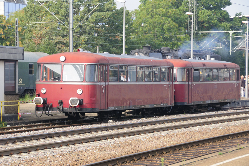 Ab in die Sonne... Dieses Schienenbus-P�rchen steuert die in G�ppingen ans�ssige Fa. Weiss an. Parallel zu den M�rklin-Tagen hatte diese einen Tag der offenen T�r, welcher sich wunderbar mit Pendelfahrten zum Bahnhof G�ppingen verbinden lie�. (19.09.09). 