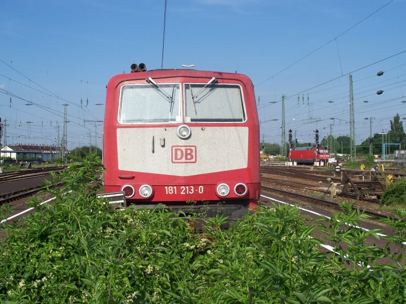 Ab Sonntag bittere Realitt. Die Baureihe 181 muss dem TGV sowie dem ICE 3 weichen. Dann sieht man dies vielleicht sogar fters: Eine BR 181 steht auf einem Abstellgleis und wird von Pflanzen zugewuchert. Bei dieser Aufnahme sind die Pflanzen selbstverstndlich am Prellbock und nicht an der Lok. Zur Info: BR 181 213  SAAR  kam mit EC 267 aus Paris EST in Karlsruhe an und fuhr dann auf das Abstellgleis.
