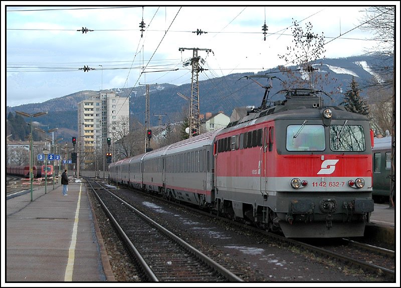 Ab und zu kommen auch noch die Loks der Reihe 1142 auf der Sdbahn zum EC Einsatz. 1142 632 mit dem OEC 557  Kunsthaus Graz  von Wien nach Graz, bei der Einfahrt in Mrzzuschlag am 6.1.2007.