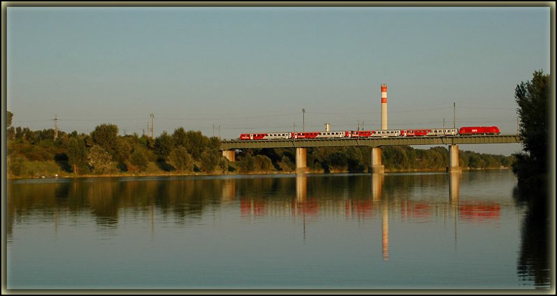 Ab und zu sind bei den Euregios zwischen Wien und Bratislava noch Lokomotiven der Reihe 2143 zu sehen. Am 2.9.2006 bernahm diese Leistung allerdings eine Lok der BR 2016. Die Aufnahme entstand im Bereich Wien-Lobau.