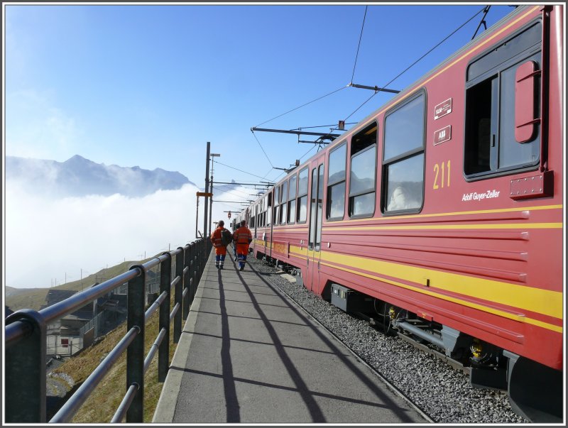 ABB und SLM waren die Erbauer dieses Triebwagens BDhe 4/8 211, Adolf Guyer-Zeller war der Erbauer der ganzen Jungfraubahn. Noch sind wir an der Sonne, aber der Nebel schleicht sich schon fast unbemerkt von der Kleinen Scheidegg herauf. (12.10.2007)