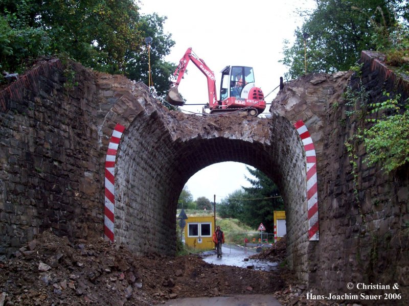 Abbruch einer Eisenbahnbrcke auf der Nebenbahn von Gummersbach nach Marienheide.
Am 06.10.2006 bei Windhagen beobachtet.
