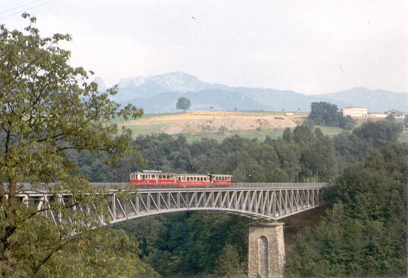 ABDe 4/4 102 1 B4 srie 211-212 et B2i srie 203-205 sur le Pont de Fenil environ 1965, ancienne ligne St lgier Gare-Chtel St Denis 1904-1969
Archive CEV de ma collection

 