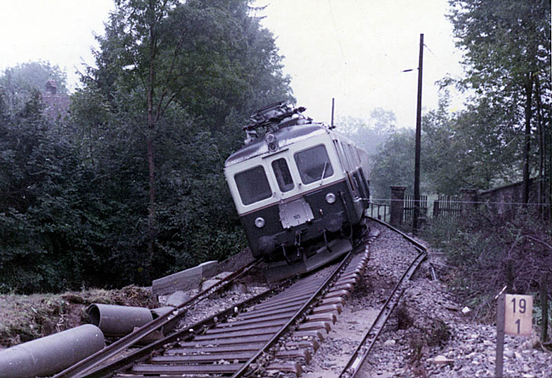 ABDe 4/4 Nr. 165 (damals noch GFM) in Schrglage nach schwerem Unwetter in Mnchenwiler/BE, Sept. 1969. Triebwagen wurde mit Seil (rechts sichtbar) gesichert. Scan ab Papierbild (Walter).