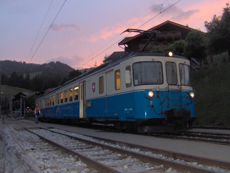 ABDe 8/8 4001 als Regio Montreux-Zweisimmen bei Schnried im Sommer 2005.