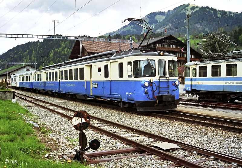 ABDe 8/8 4001 mit Regionalzug Montreux -Zweisimmen in Saanen (10. Mai 2002). Rechts im Bild Be 4/4 36. 