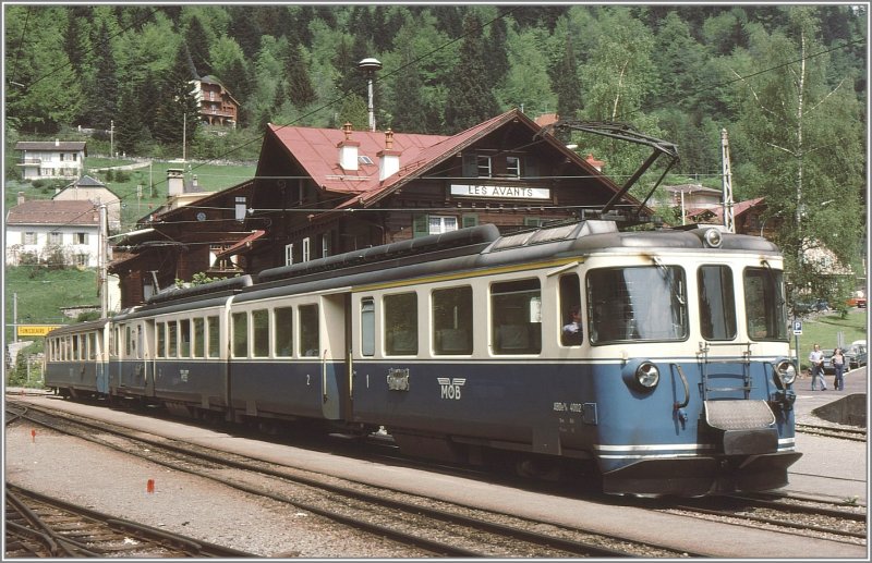 ABDe 8/8 4002 in Les Avants ist ein imposantes Fahrzeug. (Archiv 05/77)