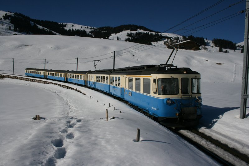 ABDe 8/8 4004 mit Regio 1225 (Zweisimmen - Montreux) am 28.2.2009 zwischen Schnried und Gruben. 