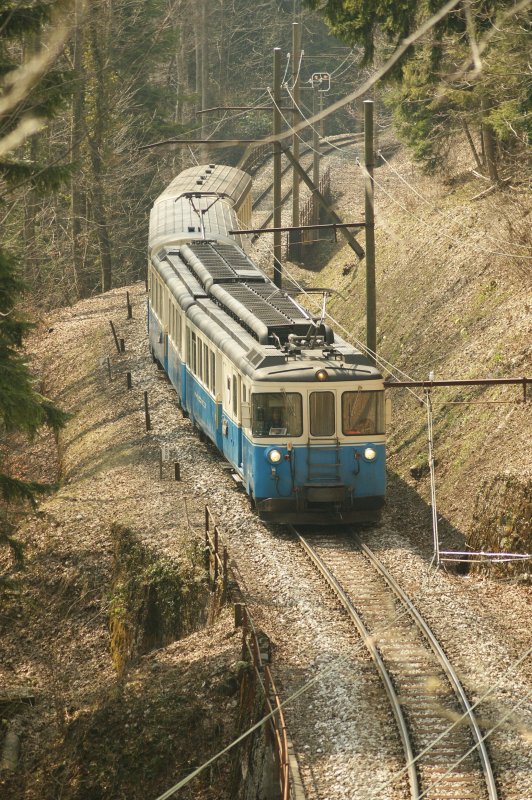 ABDe 8/8 mit Regionalzug 2228 kurz von Les Avants am 5. April 2009