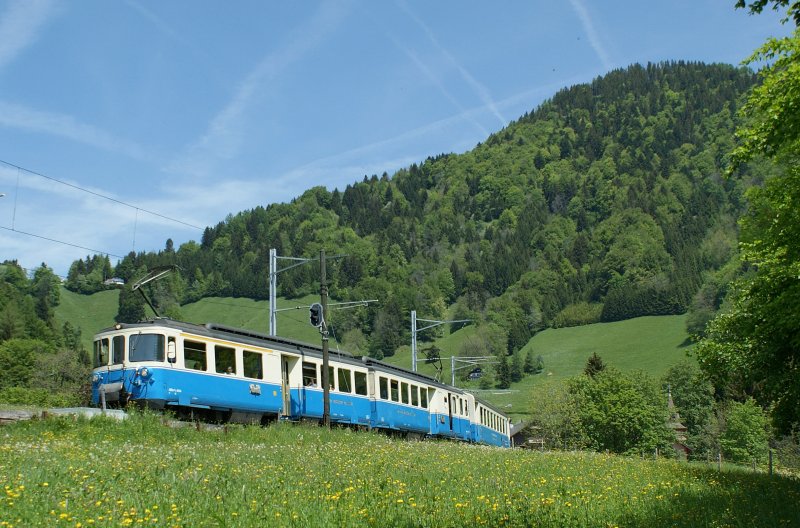 ABDe 8/8 der MOB mit einem Regionalzug Zweisimmen - Montreux kurz nach Les Avants am 20. Mai 2009