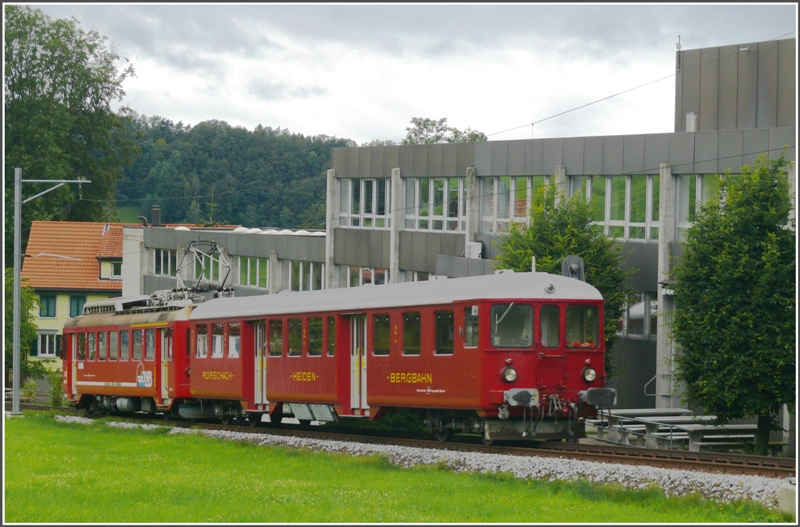 ABDeh 2/4 23 und Bt 31 (ex Bodensee Toggenburg Bahn) kurz nach Heiden, fotografiert vom Hauseingang meines Elternhauses. (18.07.2009)