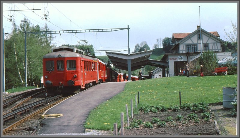 ABDeh 2/4 23 mit einem langen Ausflglerzug in Heiden. (Archiv 05-77)