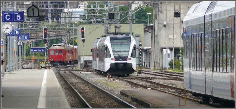 ABDeh 2/4 23 der RHB verschwindet Richtung Heiden. (09.07.2009)