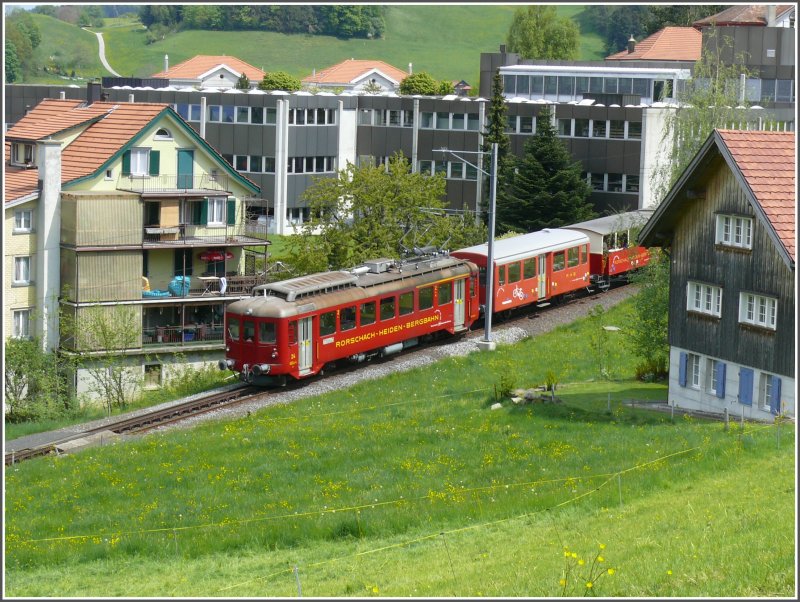 ABDeh 2/4 24 kurz vor Heiden. An zweiter Stelle ist der Fahrradwagen sichtbar, der vor Jahren wegen seines unruhigen Laufes wegen zum Fahrradwagen umgebaut wurde. (11.05.2008)