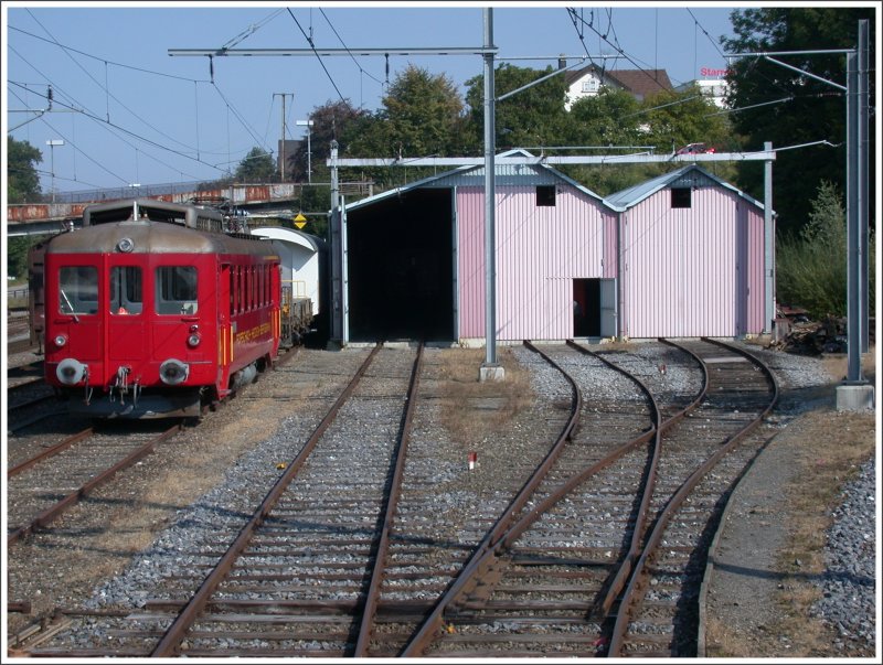 ABDeh 2/4 24 neben der Einstellhalle fr Wagen und nicht bentigte Triebfahrzeuge in Rorschach Bergstation. (24.09.2007)