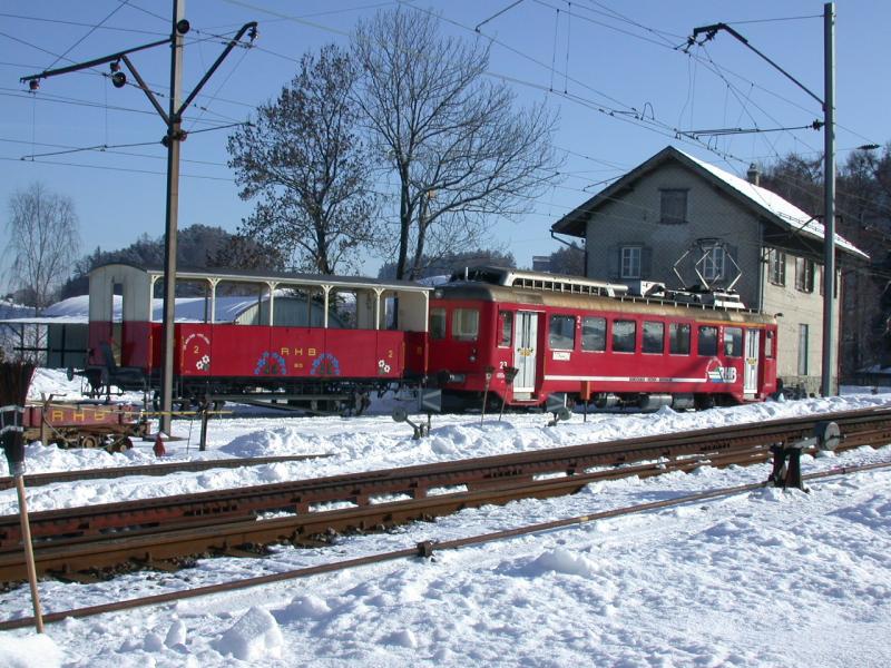 ABDeh 2/4 Nr 23 rangiert den B3 Sommerwagen von 1875 durch den Schnee ins Depot Heiden. (05.01.2006)
