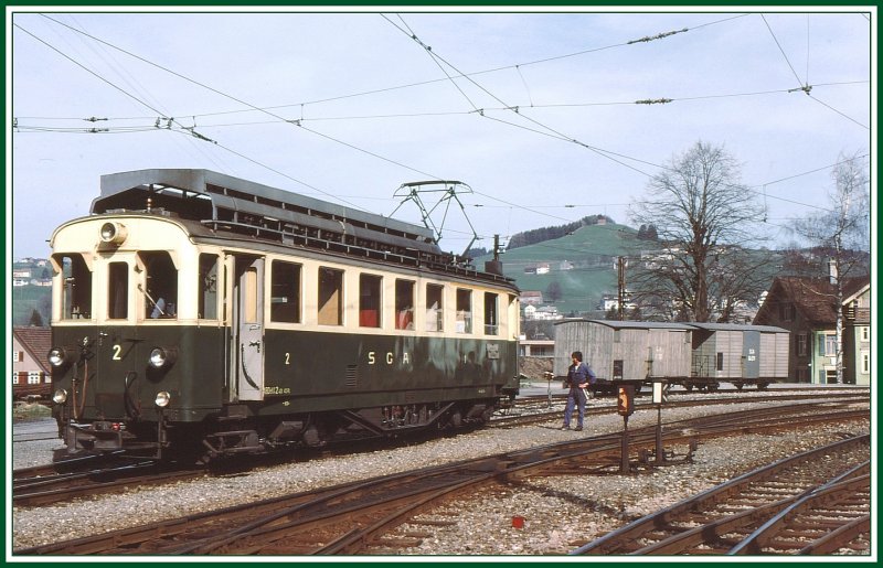 ABDeh 4/4 2 umfhrt den Zug in Appenzell, denn Steuerwagen gibts noch nicht. Dafr gibts noch einen bescheidenen Gterverkehr. (Archiv H.Graf Mai 1977)