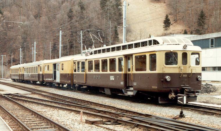 ABDeh 4/4 303 auf dem Bahnhofsgelnde vom Zweiltscienen im August 1984