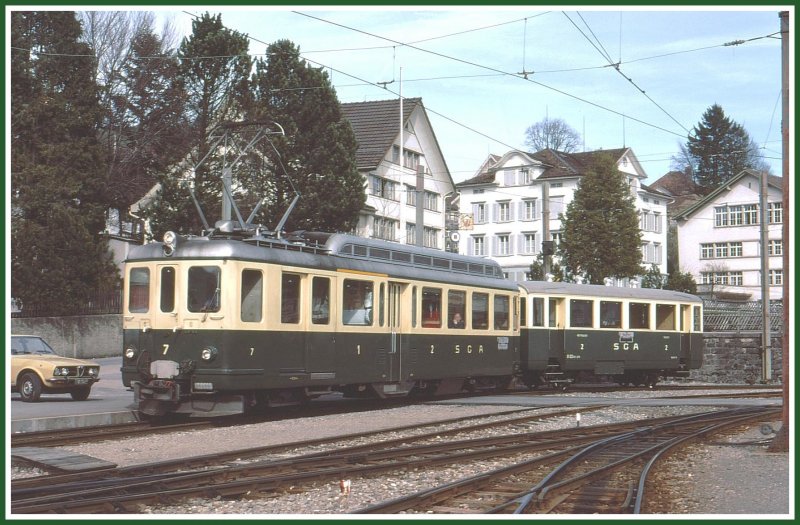 ABDeh 4/4 7 SGA mit 2.Klasse 2-achser Raucher/Nichtraucher gemischt in Gais. (Archiv H.Graf Mai 1977)