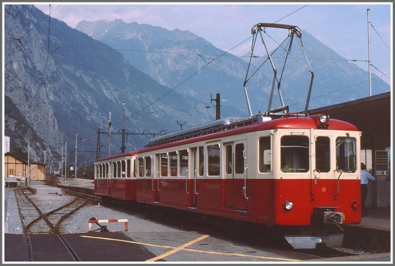 ABDeh 4/4 Nr. 8 der MC mit Steuerwagen in Martigny.Auf der Talstrecke bis Vernayaz wird der Fahrstrom aus der Oberleitung bezogen, auf der Bergstrecke und in Frankreich aus der dritten Schiene. (Archiv 07/77)