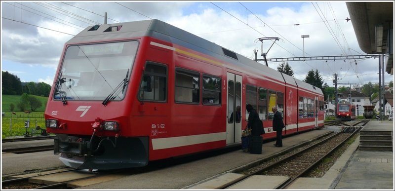 ABe 2/6 632 nach La Chaux-de-Fonds wartet auf den Gegenzug im Bahnhof Le Noirmont. (16.05.2009)