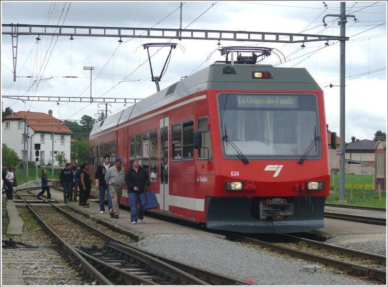 ABe 2/6 634 aus Glovelier fhrt weiter nach La Chaux-de-Fonds. Der wartende Reisende vom vorherigen Bild hat seinen Zug gefunden. (16.05.2009)