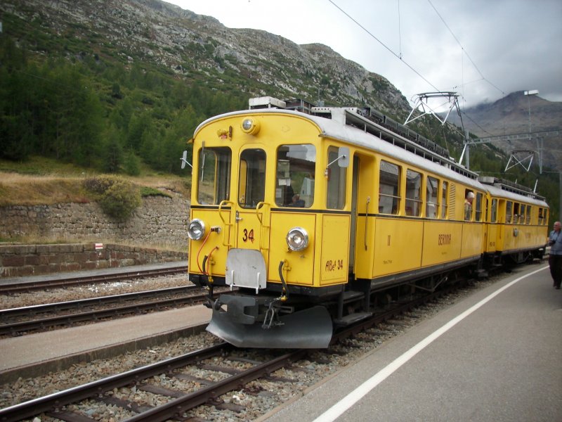 ABe 4/4 34 von 1908 im Bahnhof Bernina-Suot
