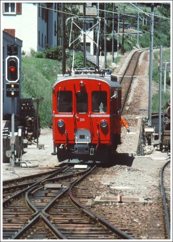 ABe 4/4 35 rangiert in Poschiavo. Gut zu sehen ist die 70 o/oo Steigung, die gleich hinter der Ausfahrweiche beginnt. (Archiv 08/85)