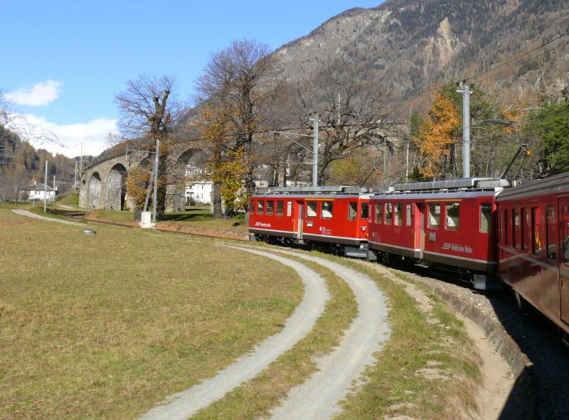ABe 4/4 41 und 43 nhern sich mit ihrem Regionalzug nach St.Moritz dem Kreisviadukt von Brusio. (15.11.2007)