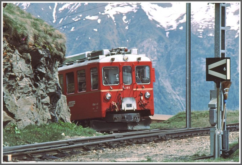 ABe 4/4 41 biegt um die Kurve in die Station Alp Grm ein. (Archiv 06/83)
