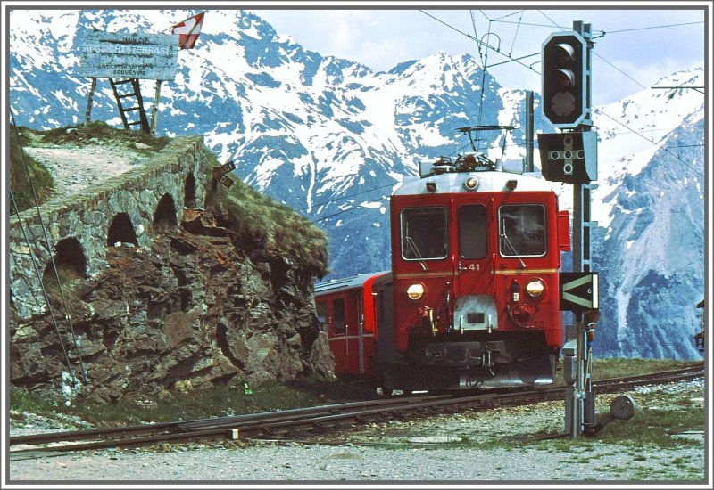ABe 4/4 41 fhrt in Alp Grm ein. (Archiv 06/83)