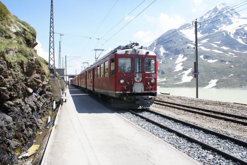 ABe 4/4 43 und ABe 4/4 46 am 21.6.08 bei der Einfahrt in Ospizio Bernina.