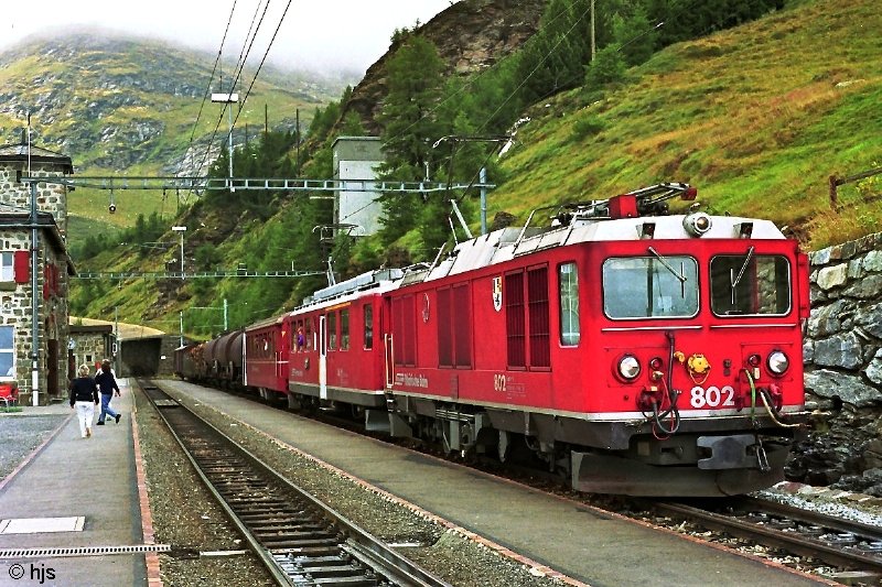 ABe 4/4 44 mit GmP 4435 St. Moritz - Tirano in Alp Grm. Gem 4/4 802 leistet Vorspann (25. August 1993).
