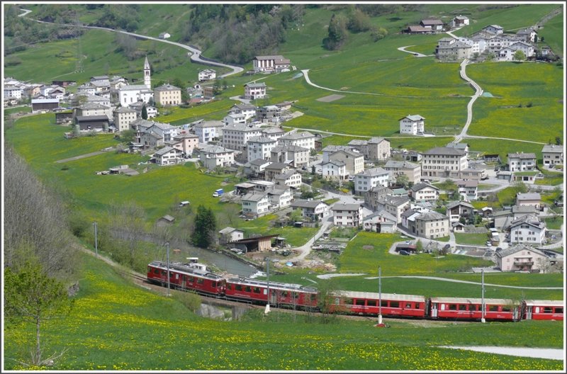 ABe 4/4 45 und 47 ziehen den R1654 bei Privilasco Richtung Berninapass. Das Dorf am Talboden ist San Carlo bei Poschiavo. (06.05.2009)