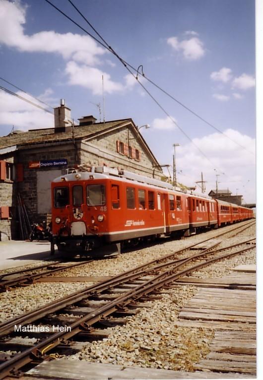 ABe 4/4 48 der Berninabahn (Meterspur Adhsionsbahn)  im Bahnhof Bernina Hospiz 2253m, im Juli 2005.

