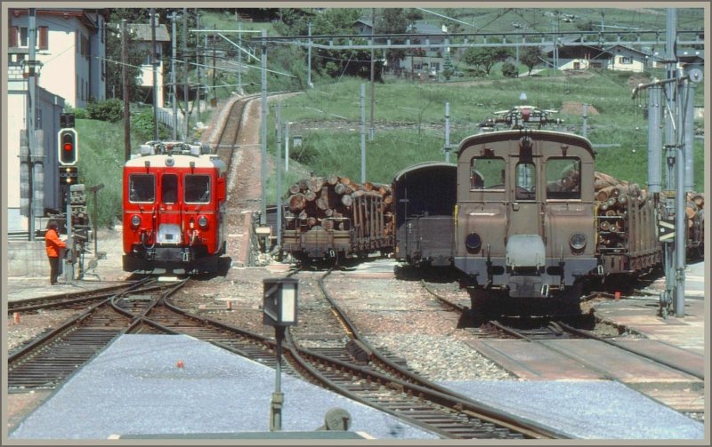 ABe 4/4 48 und Ge 2/2 162 rangieren in Poschiavo. (Archiv 06/88)