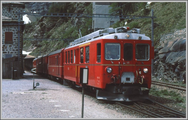 ABe 4/4 48 mit einem Regionalzug nach Tirano in der Station Alp Grm. (Archiv 06/83)
