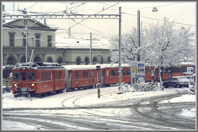 ABe 4/4 487 auf dem verschneiten Bahnhofplatz in Chur. (Archiv 01/95)