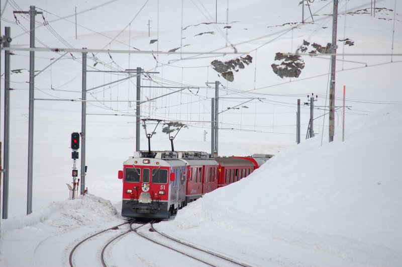 ABe 4/4 51 und 53 mit Bernina-Express bei der EInfahrt in Ospizio-Bernina. 02.03.2009