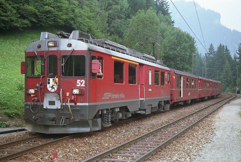 ABe 4/4 52  Brusio  wartet mit seinem Zug in der Ausweiche Cadera einen Gegenzug ab. August 1990. Gescanntes Farbnegativ. 