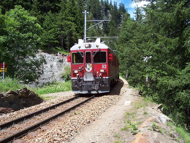 ABe 4/4 52 mit Regionalzug berquert am 11.07.2007 den 2.Bahnbergang unterhalb Cavaglia des Wanderweges Alp Grm - Porschiavo auf seiner Fahrt nach Tirano.