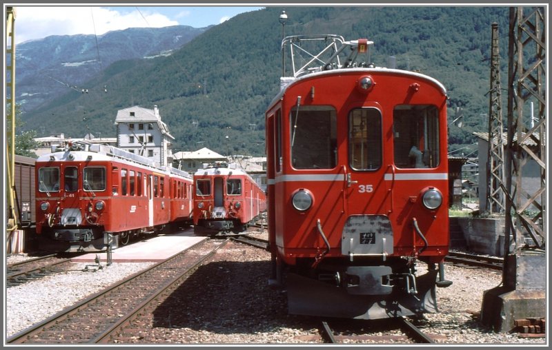 ABe 4/4 I 35 in Tirano. Daneben warten vier weitere ABe 4/4 II mit ihren beiden BerninaExpress auf die Abfahrt Richtung Norden.
Wie auf dem bergangsblech mit Kreide markiert, ist Tw 35 fr Zug 419 vorgesehen und das am 01.08., dem Schweizer Nationalfeiertag.
(Archiv 01.08.1985)