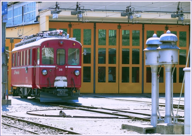 ABe 4/4 I 35 vor dem Depot in Poschiavo, quasi die eiserne Reserve. (23.04.2009)