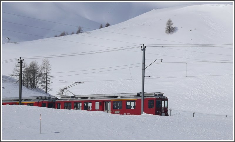 ABe 4/4 II 42 und 44 des R1621 nhern sich der oberen Berninabachbrcke. (10.03.2009)