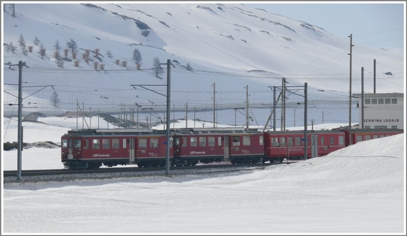 ABe 4/4 II 42 und 44 mit R1632 warten in Bernina Lagalb auf den Gegenzug R1617. (23.04.2009)