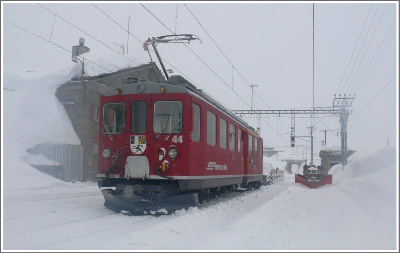ABe 4/4 II 44 vor dem fast eingeschneiten Stationsgebude von Ospizio Bernina 2256m /M. (17.02.2009)