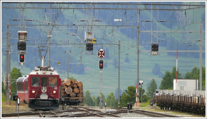 ABe 4/4 II 45 und 49 fahren mit BerninaExpress 977 von St.Moritz in Pontresina ein. (03.07.2009)